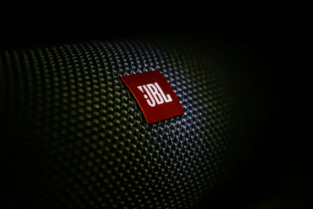 unsplash_Fd3bOlfMmLs_bluetooth speaker.webp.jpg